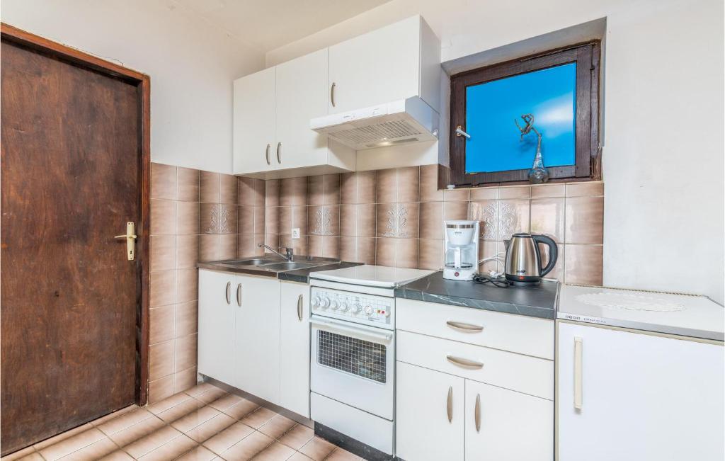 Kuchnia lub aneks kuchenny w obiekcie Lovely Apartment In Stara Baska