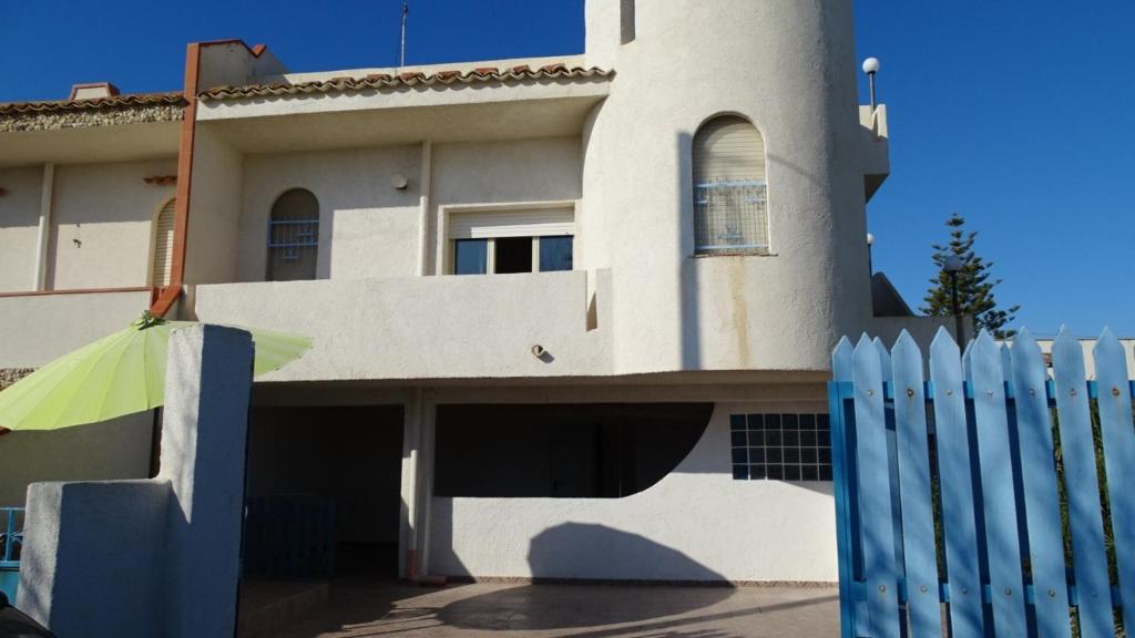 ein Haus mit einem blauen Zaun davor in der Unterkunft Villa Antony piano terra in Granelli