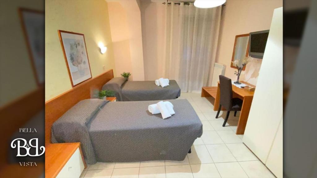 een hotelkamer met 2 bedden en een bureau bij Bella Vista B&B in Gissi