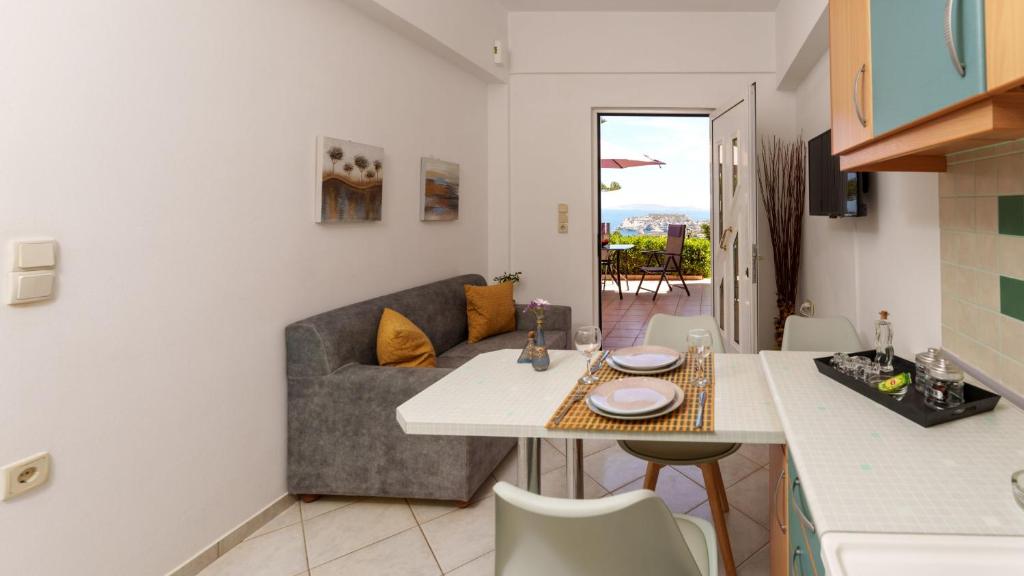TV a/nebo společenská místnost v ubytování FNK Apartments with Sea View