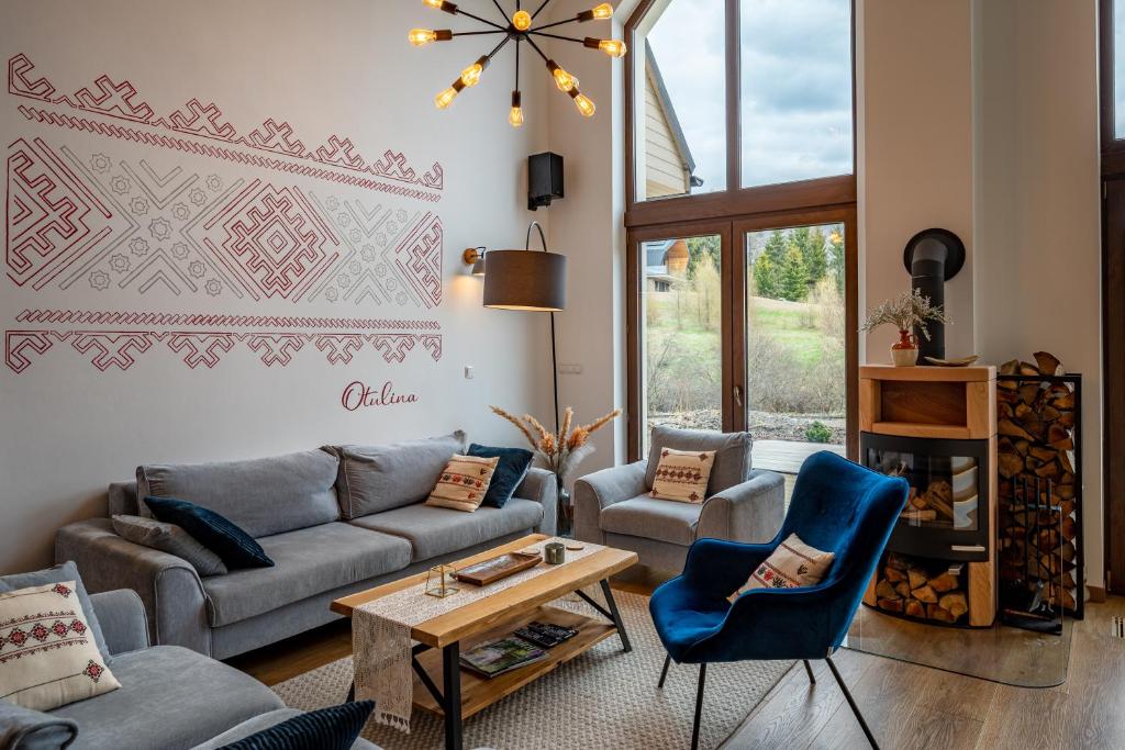 salon z kanapą i krzesłami w obiekcie Apartamenty Otulina w Wetlinie