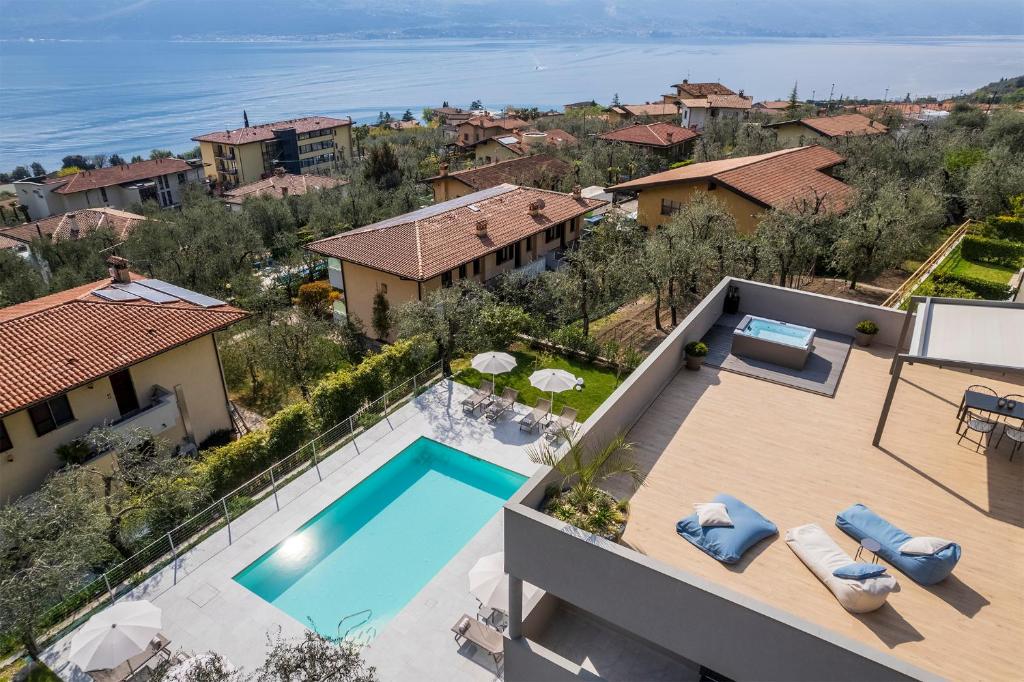 een luchtzicht op een huis met een zwembad bij Evo Suites Apartments in Limone sul Garda