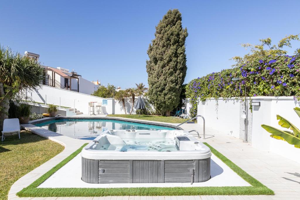 una bañera de hidromasaje en un patio junto a una piscina en San Jose, en Nerja