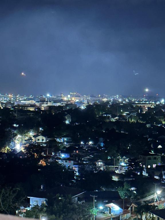 Vista generica su Mactan o vista sulla città dall'interno dell'appartamento