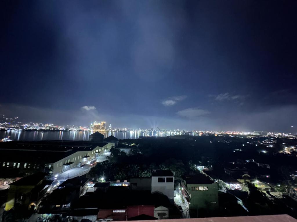 Vista generica su Mactan o vista sulla città dall'interno dell'appartamento