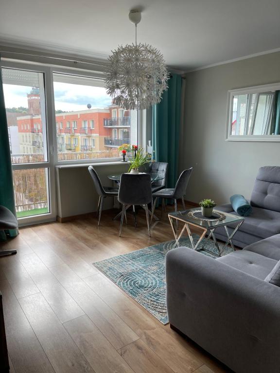 Apartament Centrum في ليدزبارك فارنيتسكي: غرفة معيشة مع أريكة وطاولة