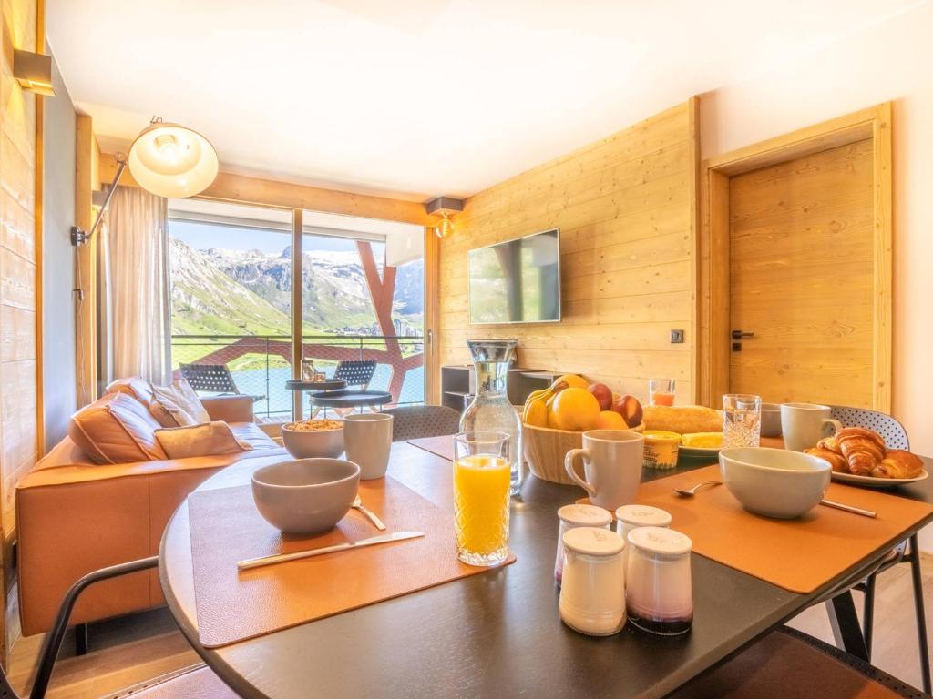 a dining room with a table with food on it at Appartement Tignes, 3 pièces, 5 personnes - FR-1-480-84 in Tignes