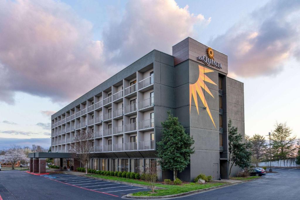 un edificio de hotel con un reloj al costado en La Quinta Inn & Suites by Wyndham Kingsport TriCities Airport, en Kingsport