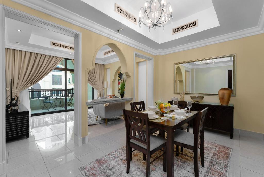 Maison Privee - Elite Apt Connected to Dubai Mall & Burj Khalifa - Housity
