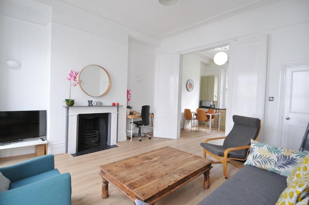 a living room with a couch and a table at Beautiful Flat in Westminster in London