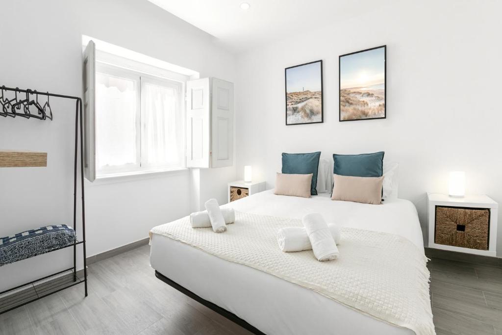 En eller flere senge i et værelse på Rose Breeze Apartment