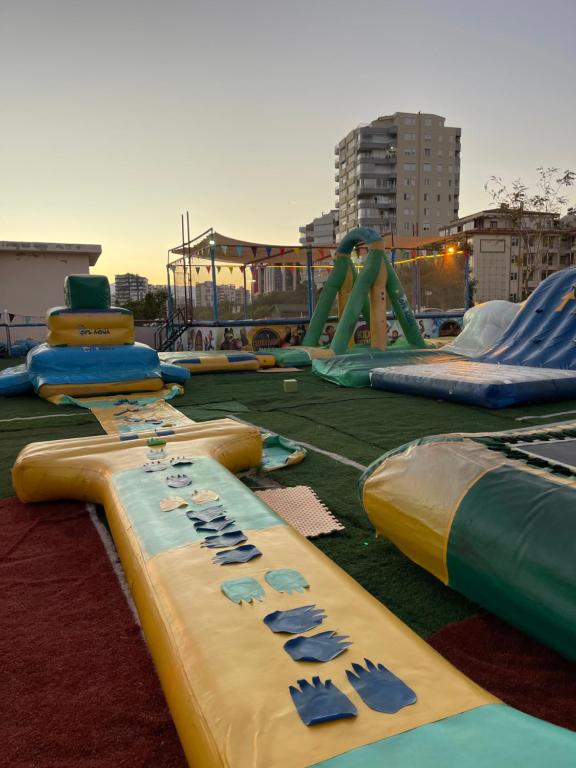 eine Gruppe aufblasbarer Spielstrukturen auf einem Spielplatz in der Unterkunft Düden Dream in Antalya