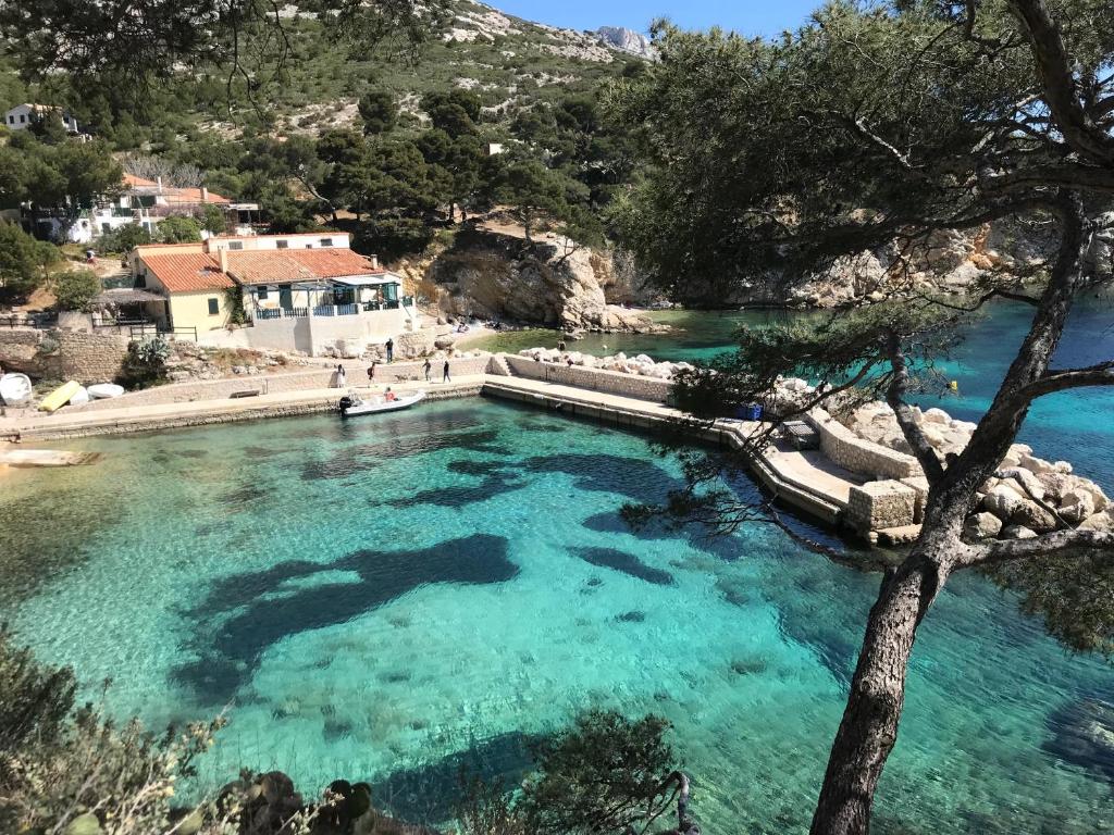 Uma vista da piscina em Le Panier de Blanche ou nos arredores