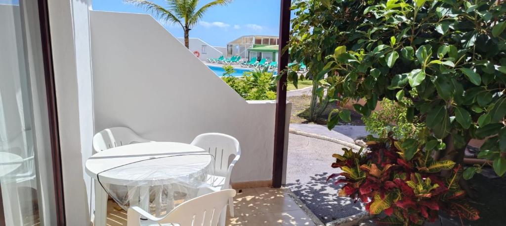 d'une table et de chaises sur un balcon avec vue sur la plage. dans l'établissement LAGO AZUL 45, à Breña Baja