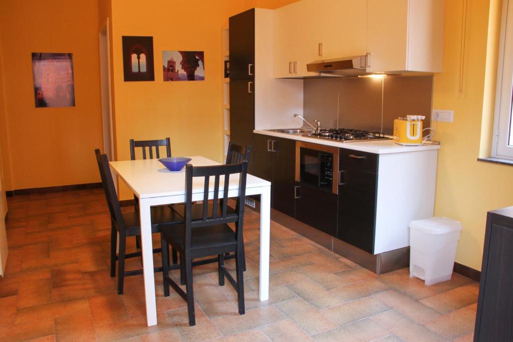 kuchnia ze stołem i krzesłami w pokoju w obiekcie Cefalù Sea House w Cefalù