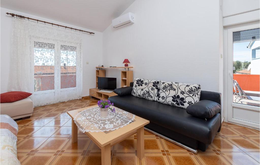 Oleskelutila majoituspaikassa Stunning Apartment In Betiga With Wifi