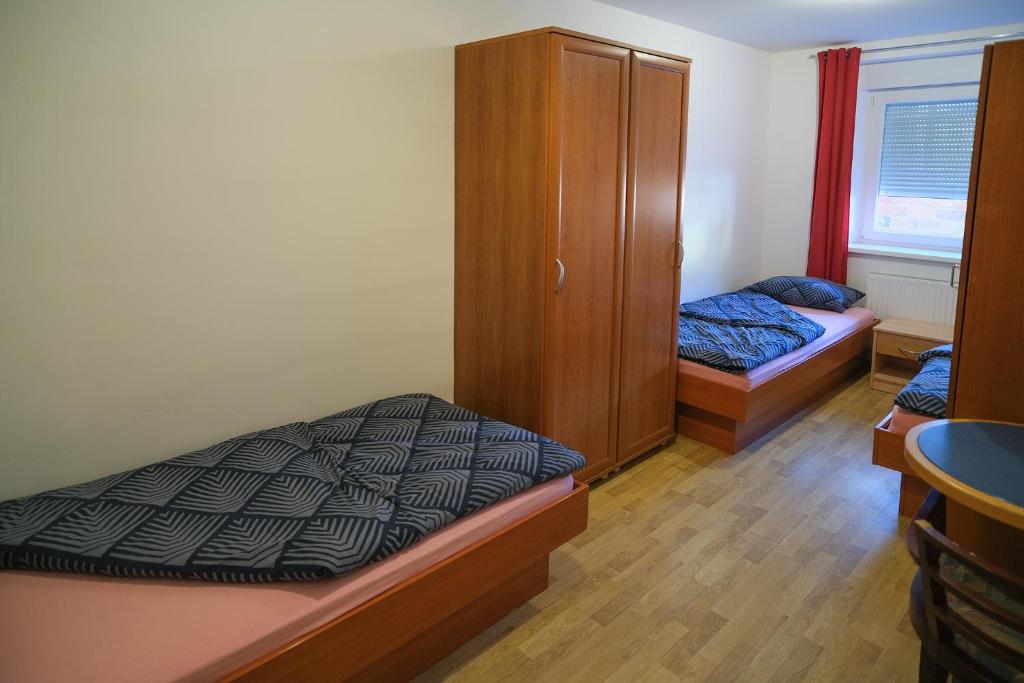 Postel nebo postele na pokoji v ubytování SOSTANJ VELENJE RAVNE SOBE ROOMS Vrtacnik d o o