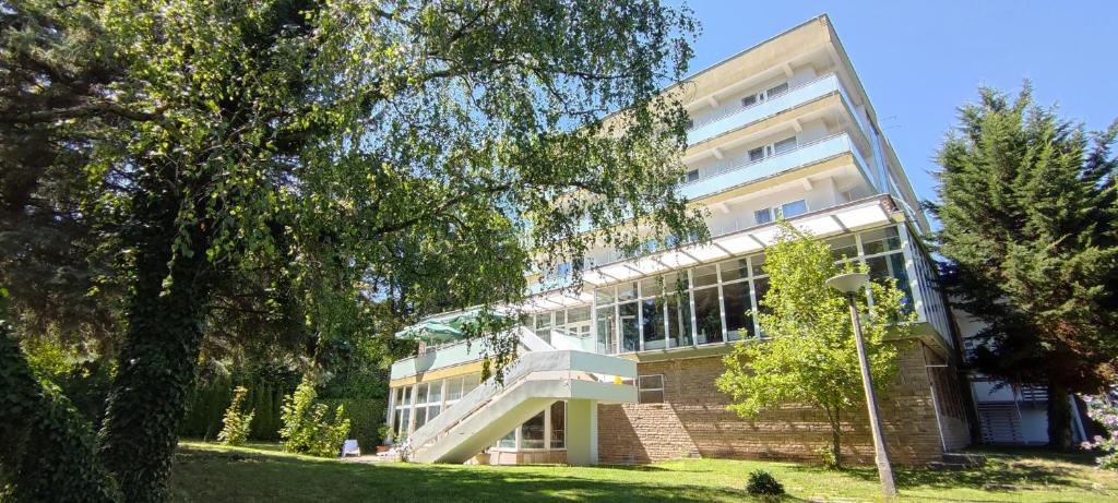 ein Gebäude mit einer Treppe davor in der Unterkunft Hotel Fit Hévíz in Hévíz