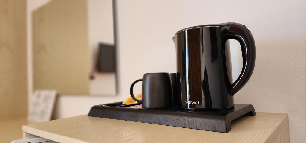Příslušenství pro přípravu čaje a kávy v ubytování 3B Suites Boutique Hotel