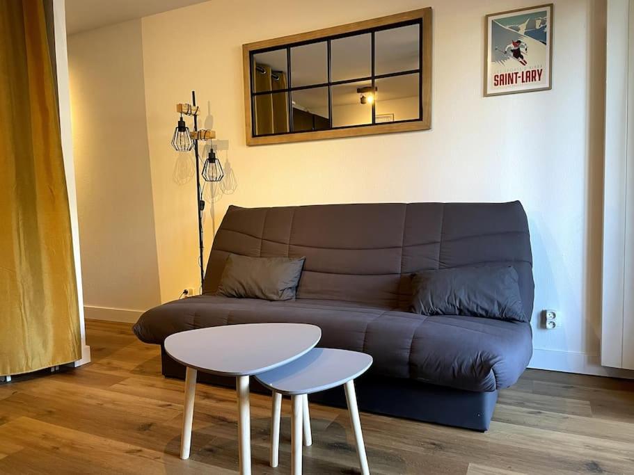 sala de estar con sofá y mesa en Appartement Classé 3 étoiles Très bien situé, en Saint-Lary-Soulan