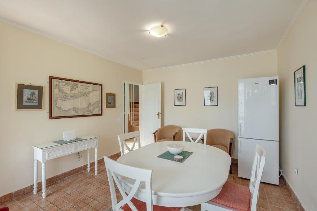 Fotografie z fotogalerie ubytování Detached Villa with stunning views in Njivice, Montenegro v destinaci Njivice
