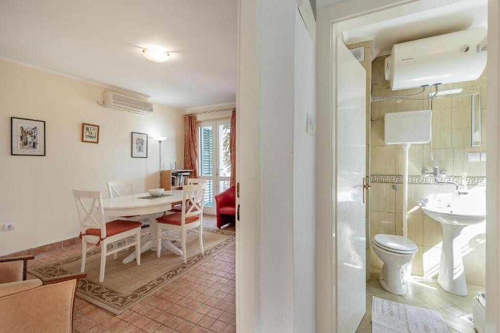 Fotografie z fotogalerie ubytování Detached Villa with stunning views in Njivice, Montenegro v destinaci Njivice