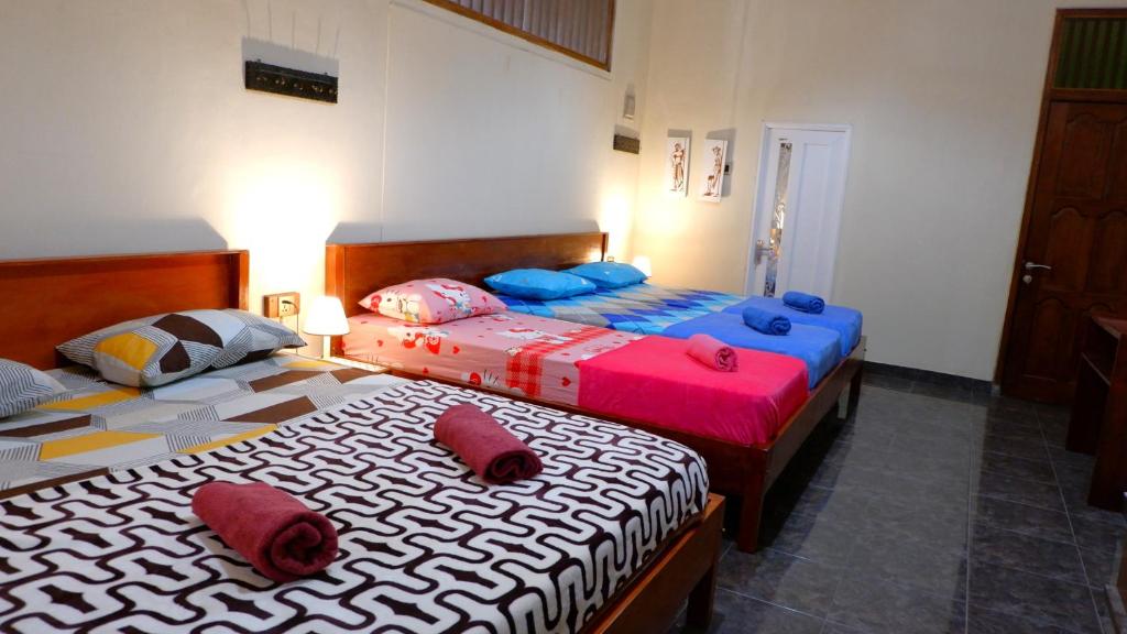 Postel nebo postele na pokoji v ubytování Sleepy Raccoon Hostel