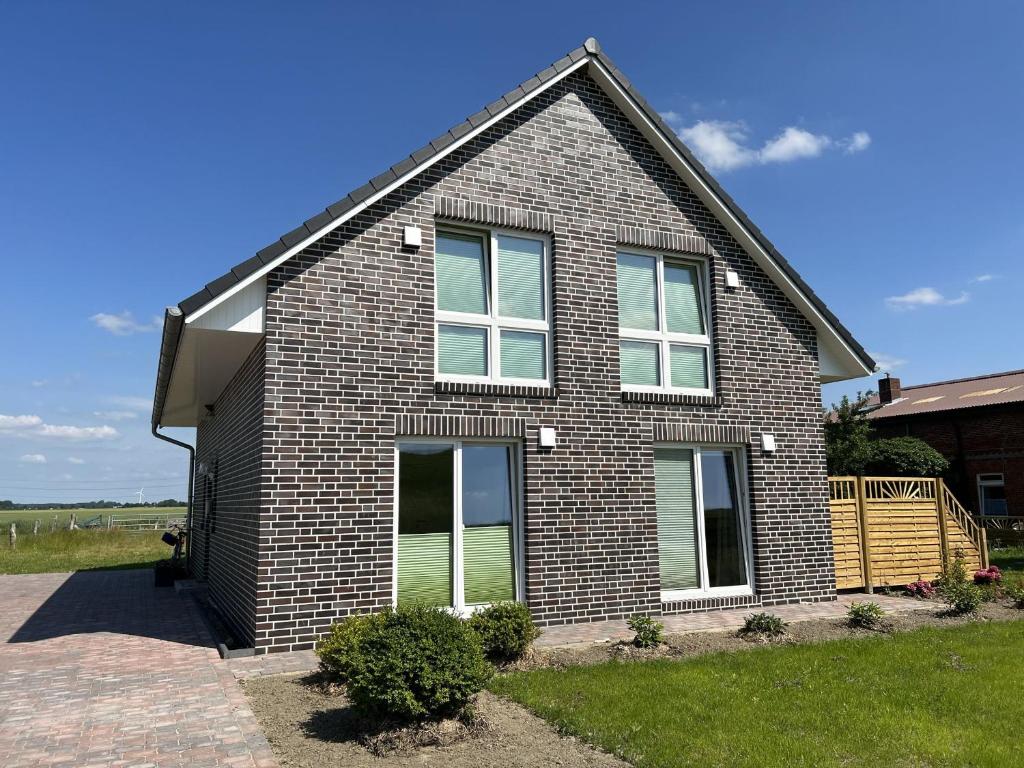 a brick house with windows on the side of it at Ferienwohnungen EBBE und FLUT - Niedrigenergiehaus in Elpersbüttel
