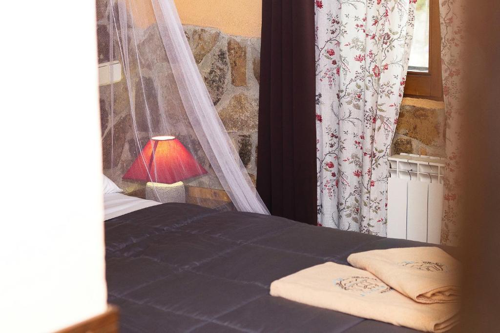 A bed or beds in a room at Posada Rural SPA Granja LA TEJERA de Lozoya