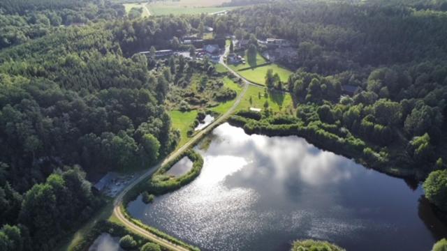 una vista aérea de un río con árboles y agua en Sju Sjöar, en Hyltenäs