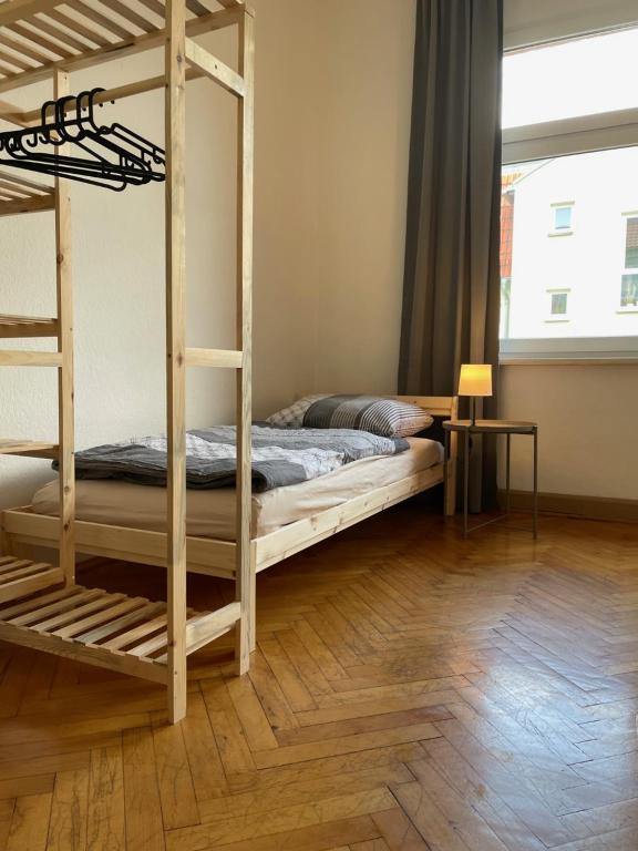 um quarto com 2 beliches e uma janela em Apartment am Kino em Bautzen
