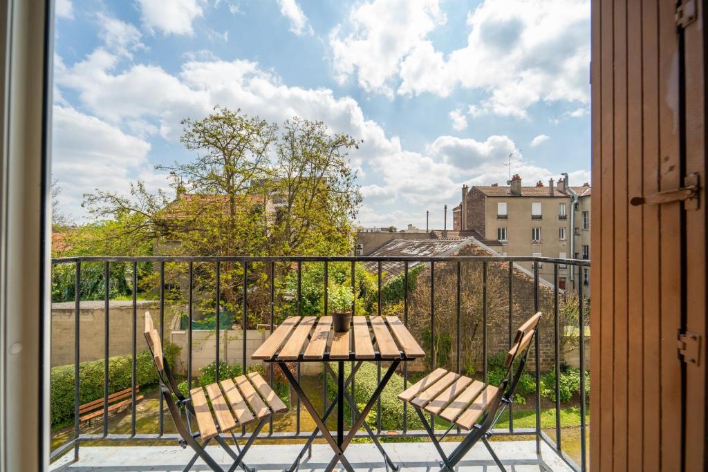 balcón con mesa y 2 sillas en Le Rosier - 20 min de Paris et d'Orly, en Vitry-sur-Seine