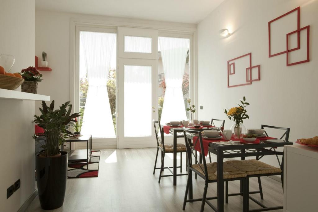 - une salle à manger avec une table et des chaises dans l'établissement B&B Ca' Nobil, à Bernate Ticino