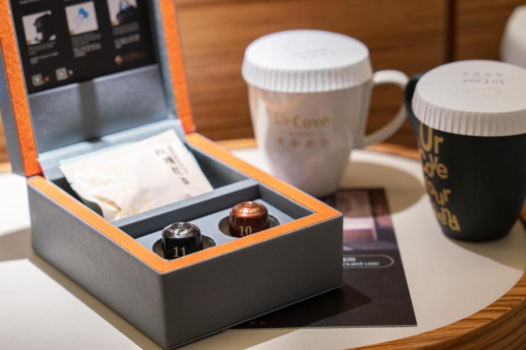 Příslušenství pro přípravu čaje a kávy v ubytování UrCove by Hyatt Shanghai Lujiazui Expo Center