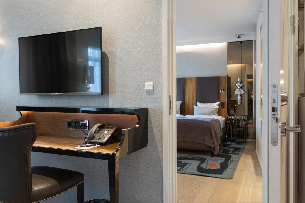 
Large Family Room (4 Adults + 1 Child)
