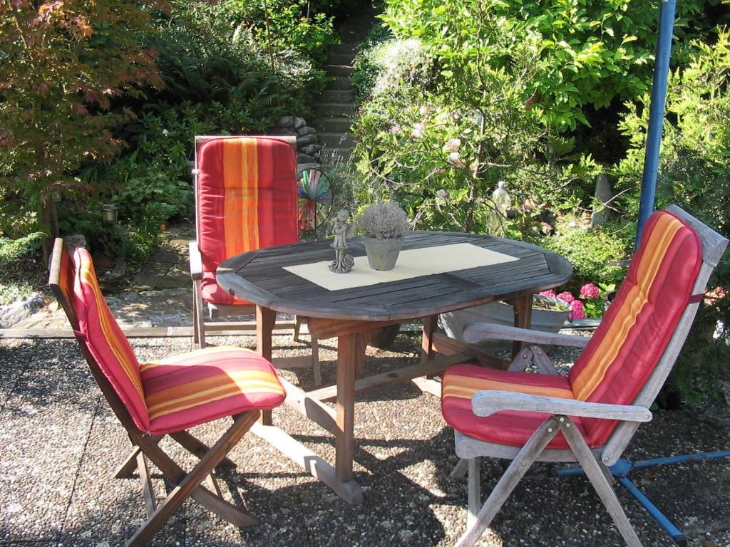 une table avec deux chaises et une table avec une plante sur elle dans l'établissement Tor zum Bodensee, à Stockach