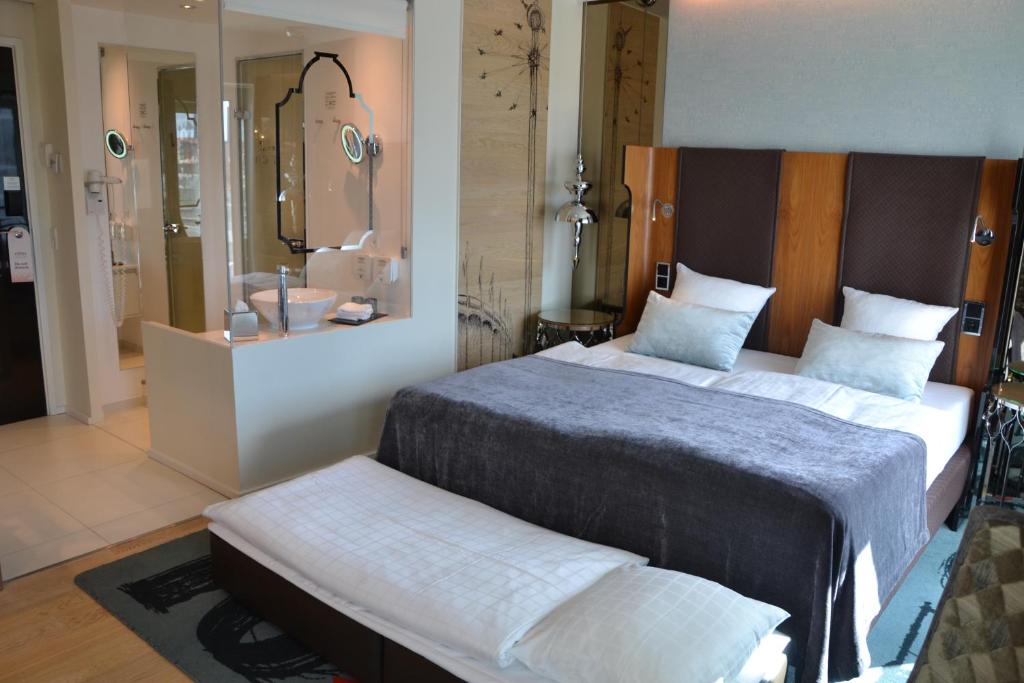 Tivoli Hotel - Large Family Room (4 Adults + 1 Child)