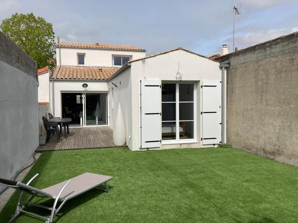 un pequeño patio trasero con césped verde en Villa St. Georges, en La Rochelle