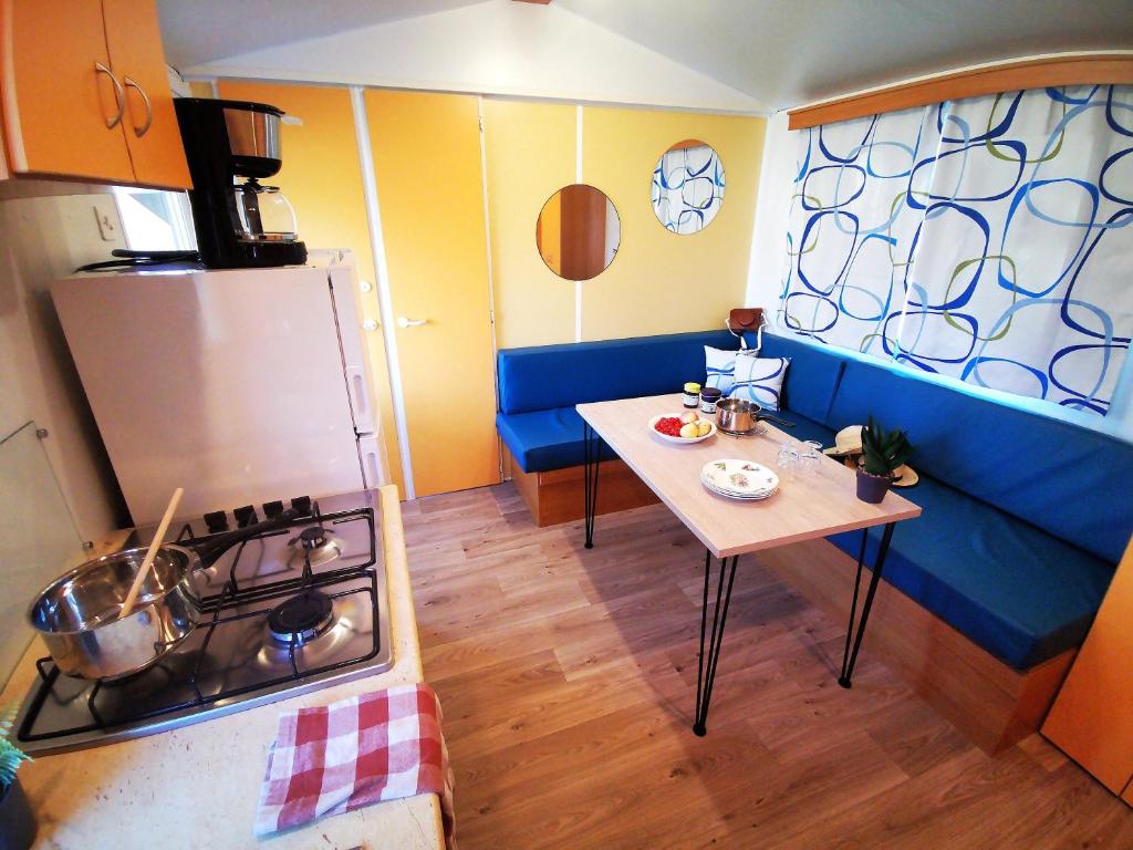 Kuchyň nebo kuchyňský kout v ubytování Camping Le Coin Charmant
