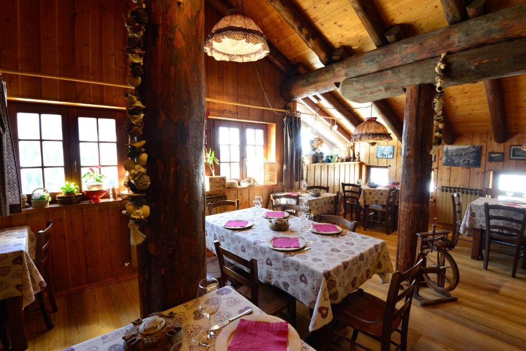 Reštaurácia alebo iné gastronomické zariadenie v ubytovaní Rifugio Vieux Crest