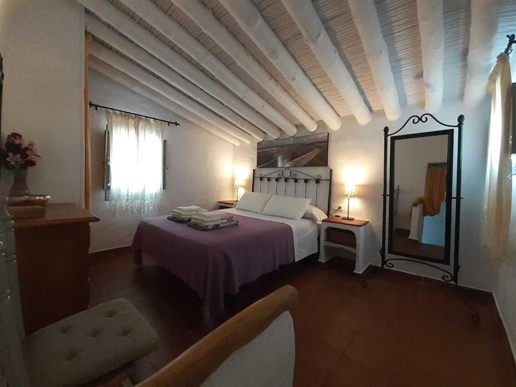 Posteľ alebo postele v izbe v ubytovaní Cortijo típico andaluz en la sierra cerca de Frigiliana de Nerja y de las Playas