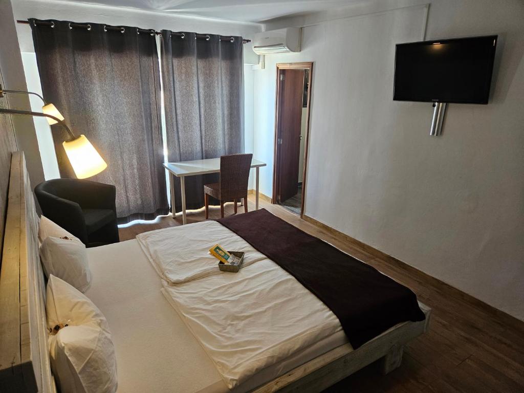 Postel nebo postele na pokoji v ubytování SEVEN Hostal