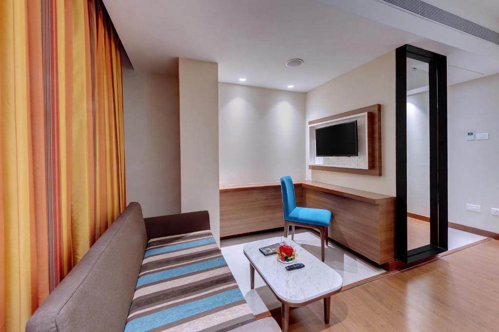 TV a/nebo společenská místnost v ubytování Amarpreet, Chhatrapati Sambhajinagar - AM Hotel Kollection