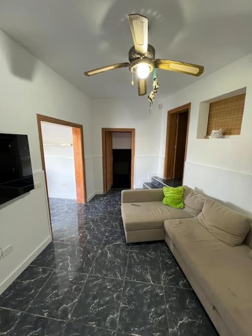 Televízia a/alebo spoločenská miestnosť v ubytovaní CLAUDIA Puertito de Adeje - 2 bedrooms, 70mq, on the beach