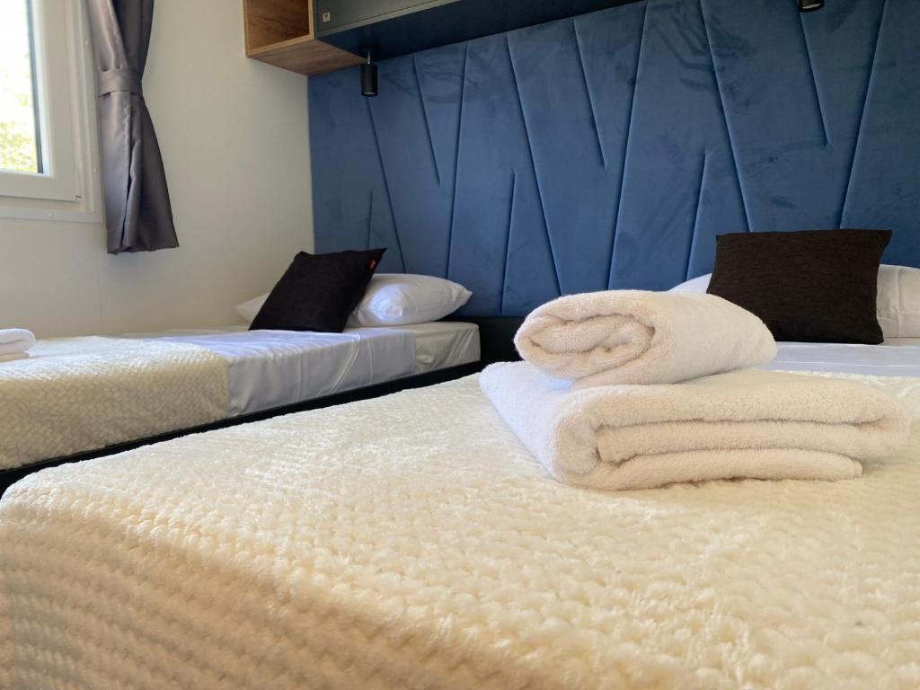 Postel nebo postele na pokoji v ubytování Mobile Home Saky, Biograd na Moru
