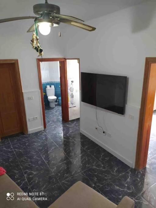Televízia a/alebo spoločenská miestnosť v ubytovaní CLAUDIA Puertito de Adeje - 2 bedrooms, 70mq, on the beach