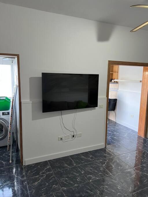 Televízia a/alebo spoločenská miestnosť v ubytovaní CLAUDIA Puertito de Adeje - 2 bedrooms, 70mq, on the beach