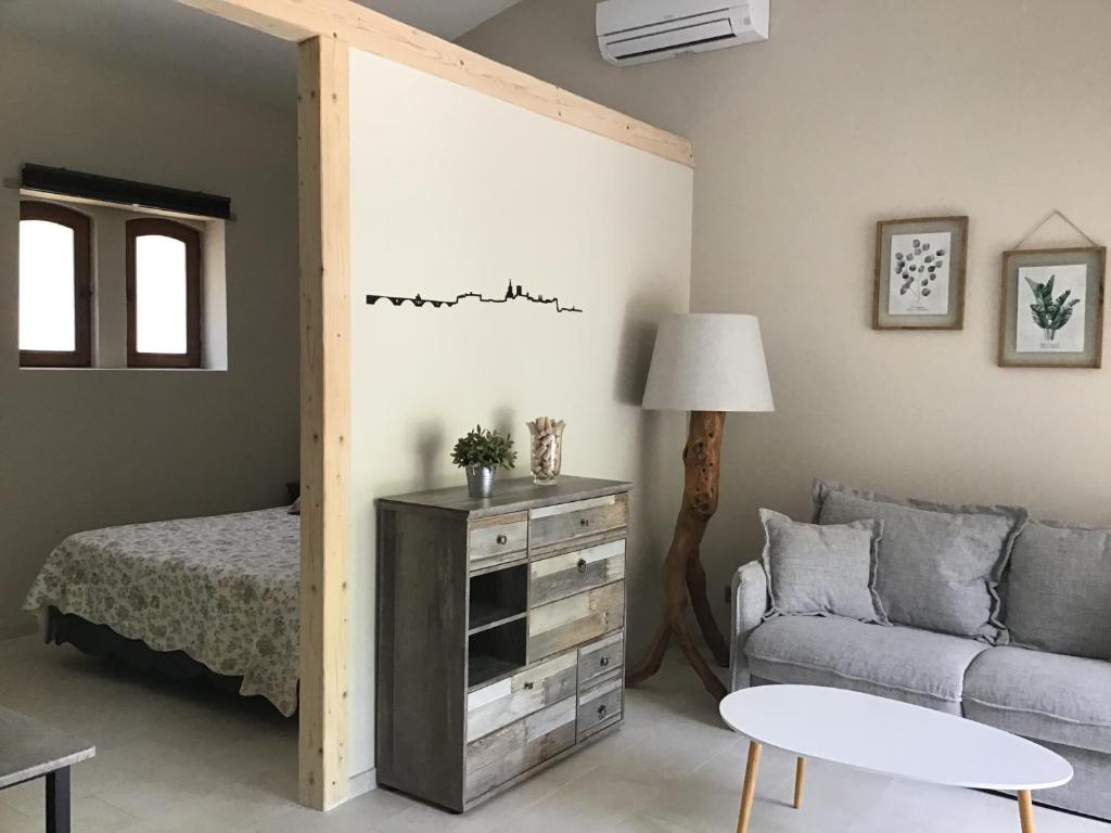 un soggiorno con divano e letto di Le Verger a Gordes