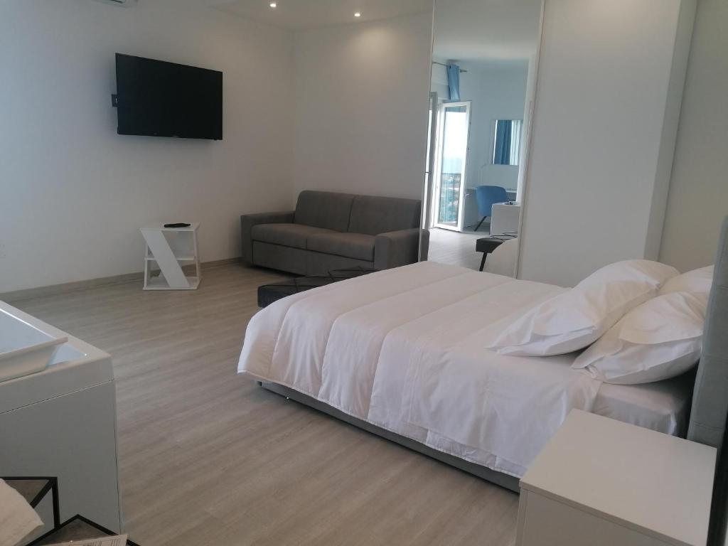Łóżko lub łóżka w pokoju w obiekcie Borgonuovo Luxury Home