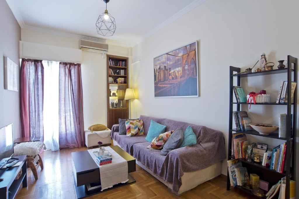 - un salon avec un canapé et une table dans l'établissement Andromaxi near SNFCC, à Athènes